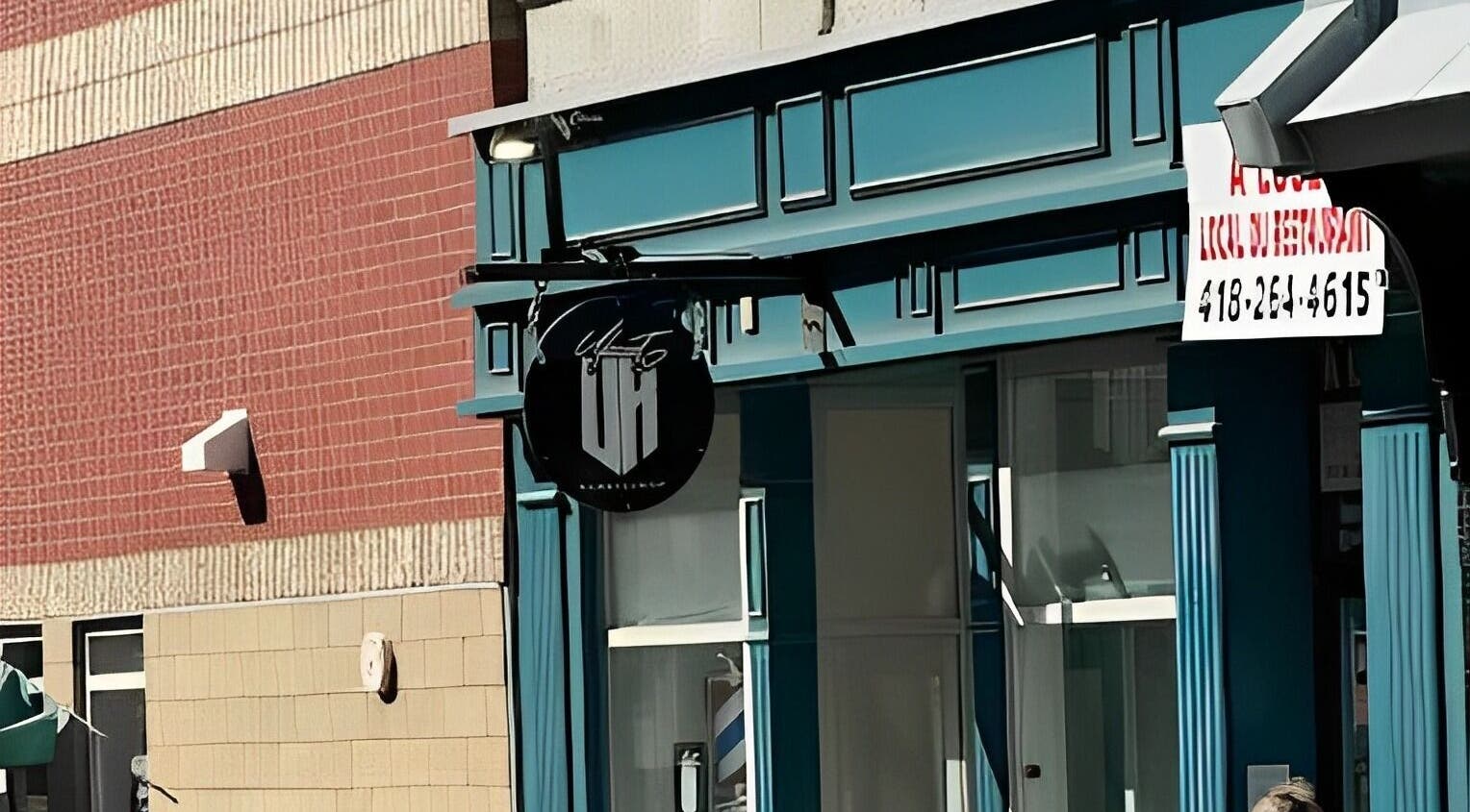 Entrée de BARBERSHOP Chez UKCUT à Québec, Québec, CA, avec enseigne élégante et architecture moderne.