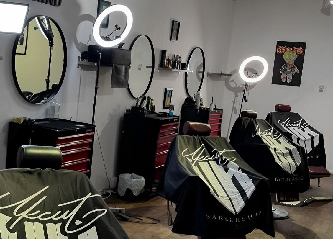 Intérieur du BARBERSHOP Chez UKCUT, Québec, QC, avec sièges élégants et miroirs modernes.