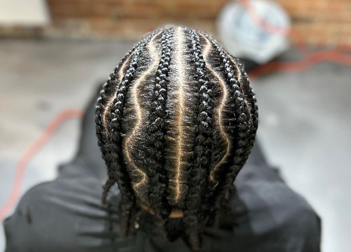 Tresses serrées à BARBERSHOP Chez UKCUT à Québec, Québec, CA, offrant style avec ou sans rendez-vous.