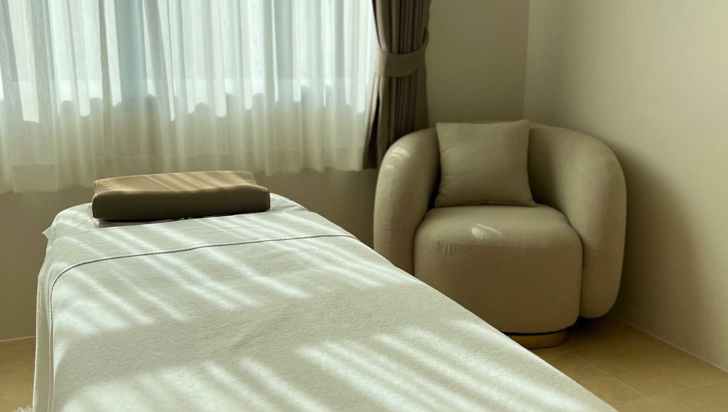 Peaceful spa room at Velvet Waxing Thalang, Choeng Thale, Phuket, TH, featuring a plush massage table and chair.