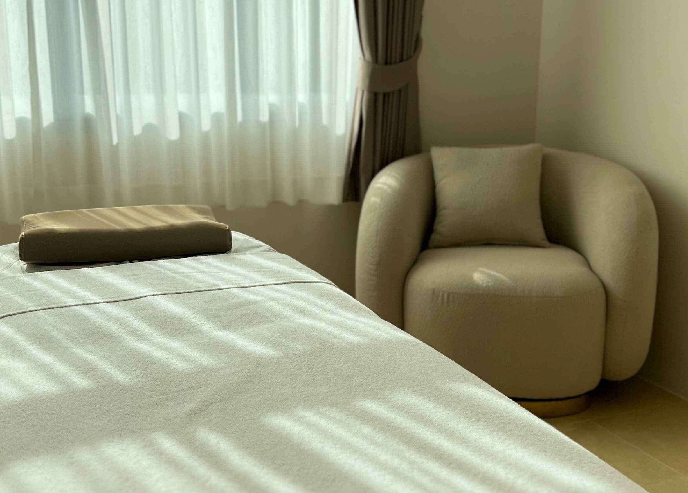 Peaceful spa room at Velvet Waxing Thalang, Choeng Thale, Phuket, TH, featuring a plush massage table and chair.