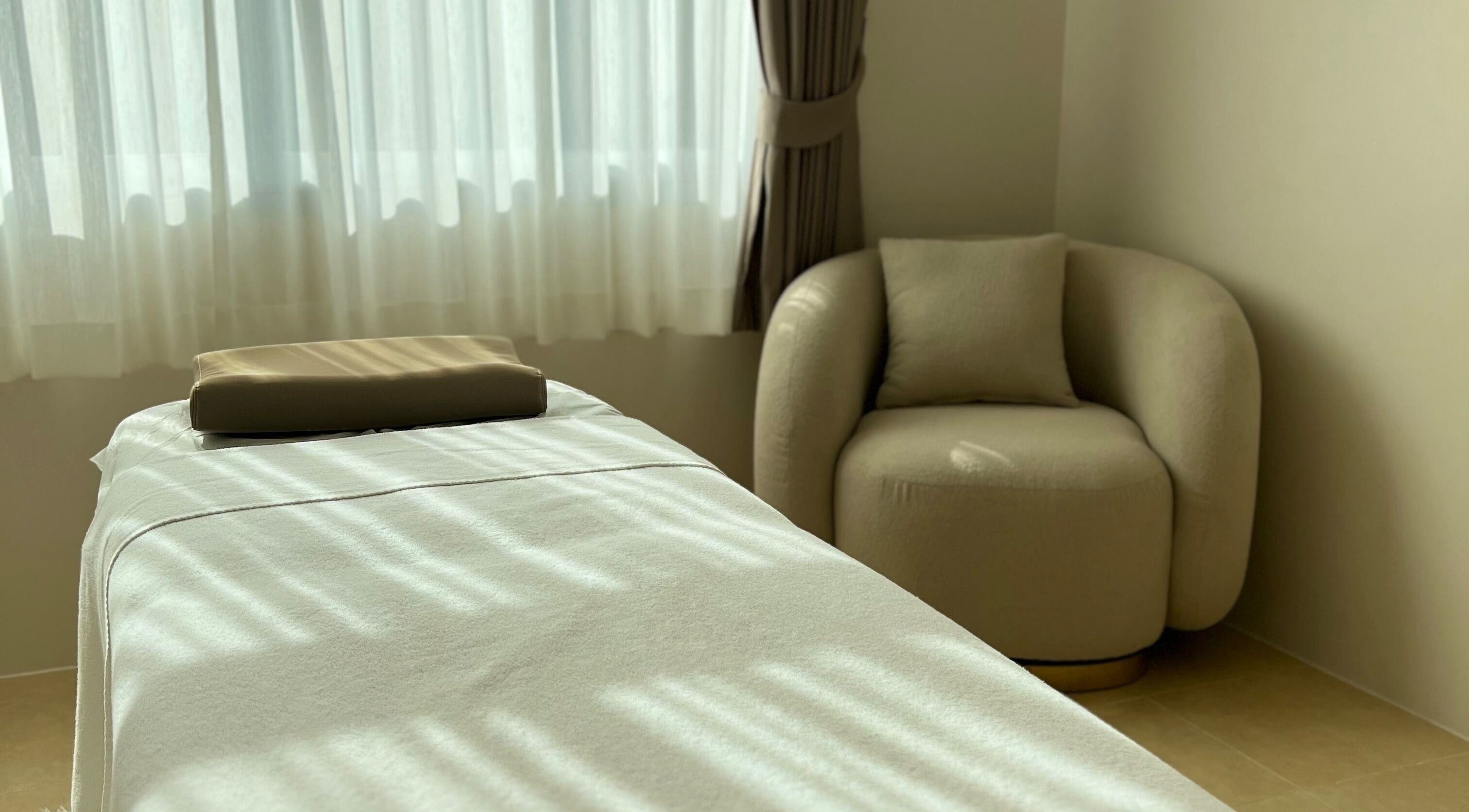 Peaceful spa room at Velvet Waxing Thalang, Choeng Thale, Phuket, TH, featuring a plush massage table and chair.