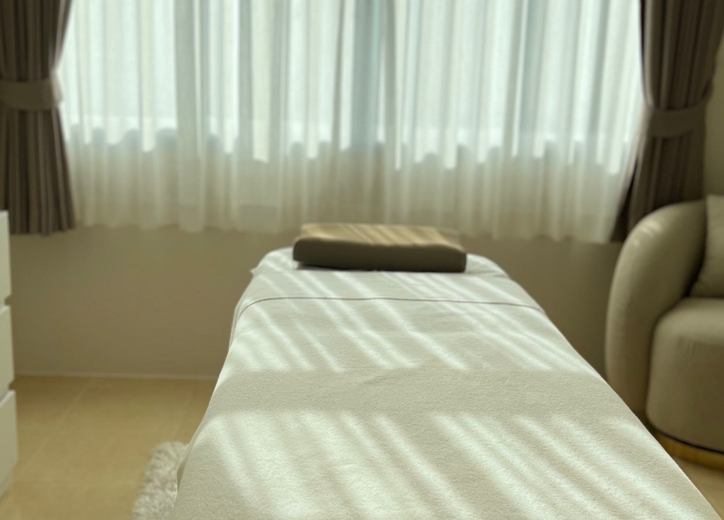 Peaceful treatment room at Velvet Waxing Thalang, Choeng Thale, Phuket, TH with soft lighting and cozy decor.