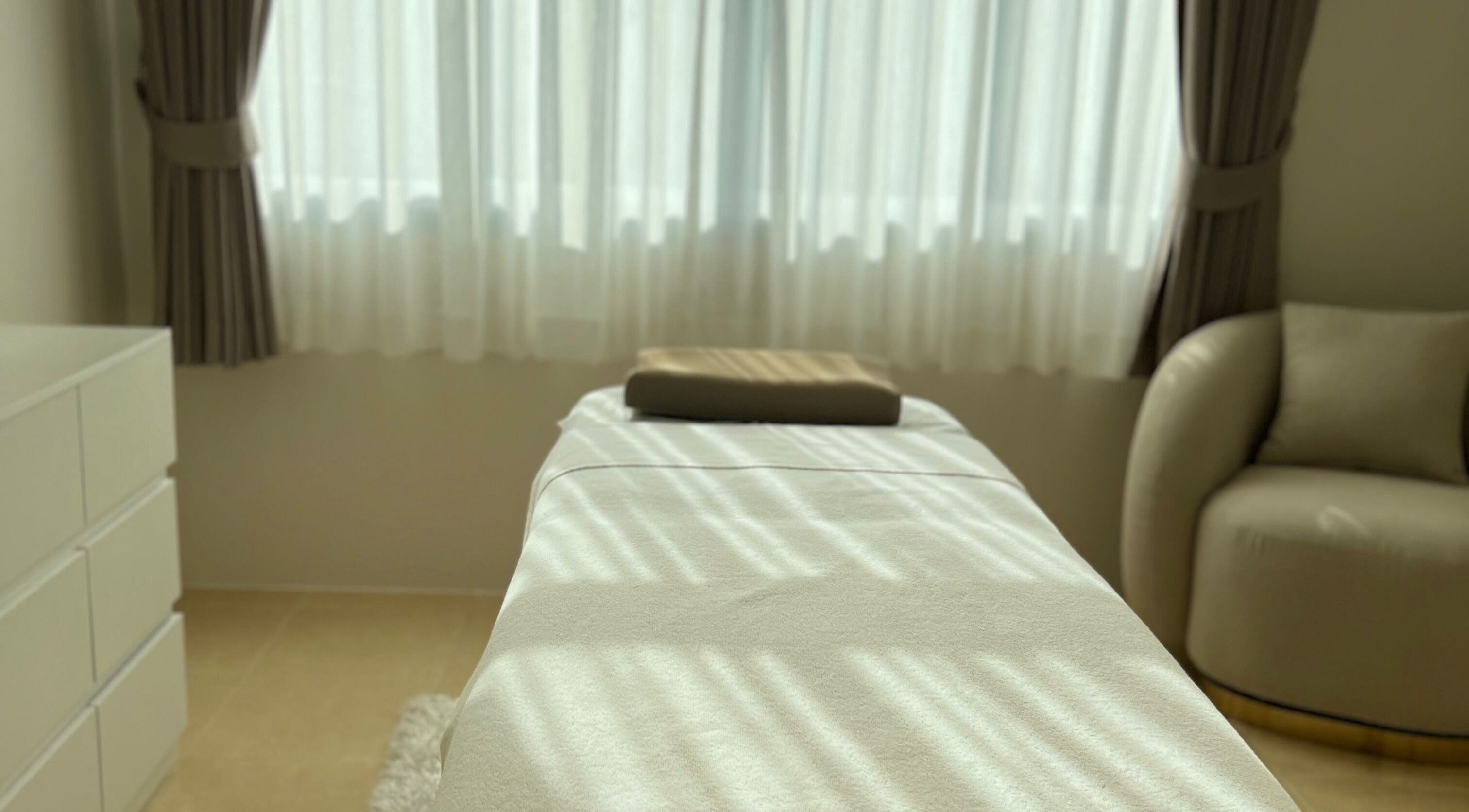 Peaceful treatment room at Velvet Waxing Thalang, Choeng Thale, Phuket, TH with soft lighting and cozy decor.