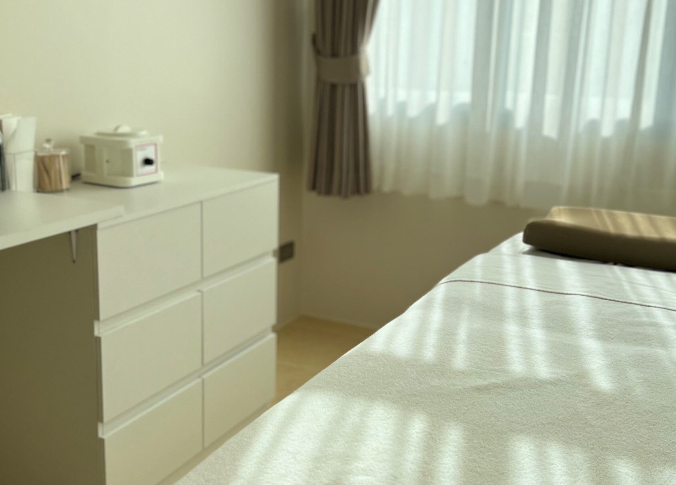 Relaxing treatment room at Velvet Waxing Thalang, Choeng Thale, Phuket, TH with natural light and a cozy bed.