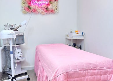 Cupping Clinic's cozy room with pink treatment bed in London, England, GB.