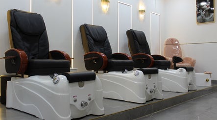 Companian Beauty Salon & Spa (Silicon Central Mall) изображение 2