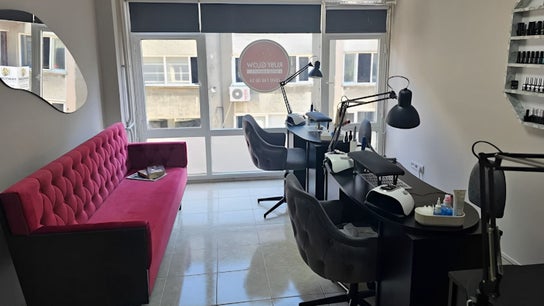Ruby Glow Nails & Beauty Kadıköy'de