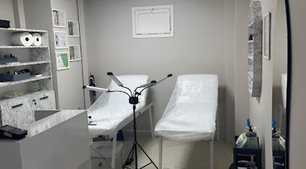 Cozy treatment room at Ruby Glow Nails & Beauty Kadıköy, İstanbul, İstanbul, TR with comfortable chairs.