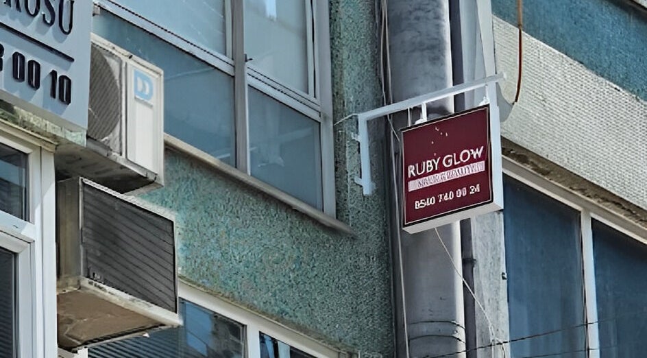 Signage of Ruby Glow Nails & Beauty Kadıköy located in İstanbul, İstanbul, TR on building facade.