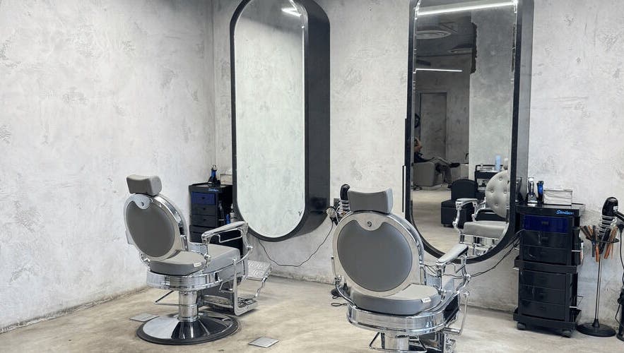 مقاعد حلاقة حديثة في SHNB | شنب في الرياض، منطقة الرياض، السعودية.