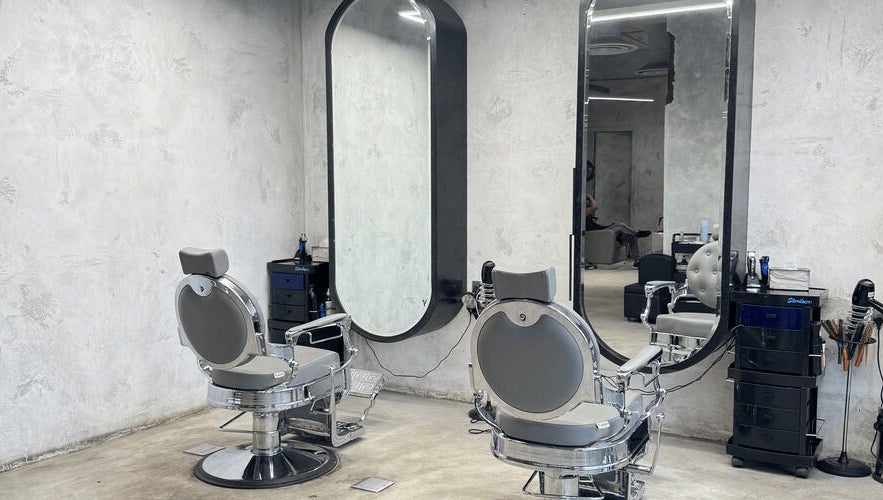 مقاعد حلاقة حديثة في SHNB | شنب في الرياض، منطقة الرياض، السعودية.