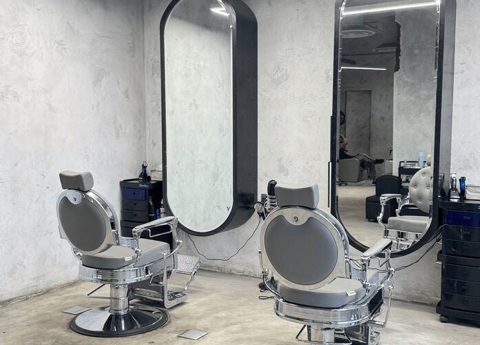 مقاعد حلاقة حديثة في SHNB | شنب في الرياض، منطقة الرياض، السعودية.