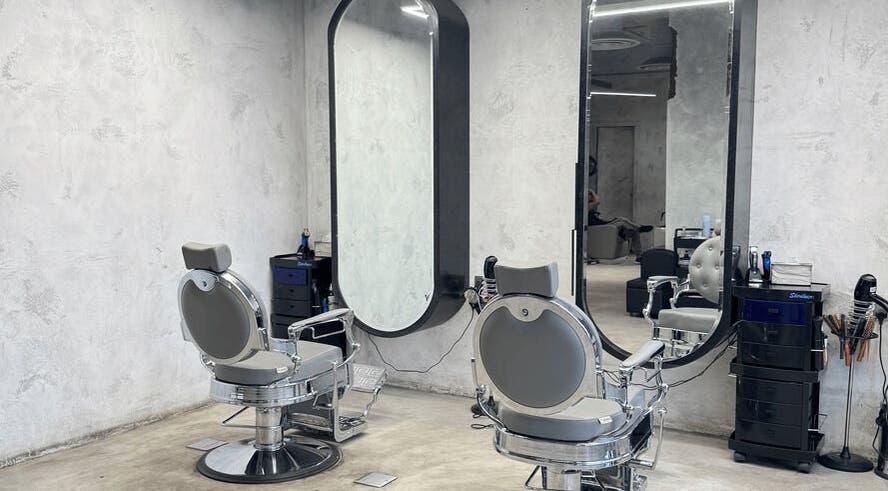 مقاعد حلاقة حديثة في SHNB | شنب في الرياض، منطقة الرياض، السعودية.