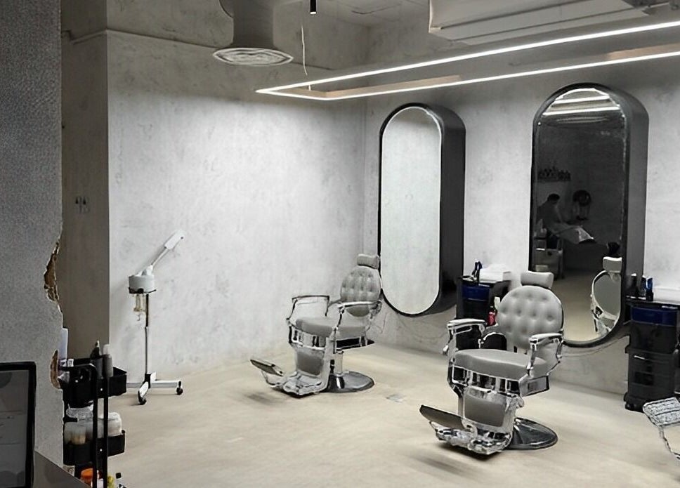 صالة تجميل عصرية في SHNB | شنب، الرياض، منطقة الرياض، السعودية، تضم كراسي ومرايا أنيقة.