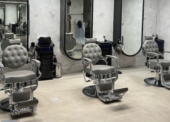 كراسي حلاقة فاخرة في SHNB | شنب، الرياض، منطقة الرياض، المملكة العربية السعودية.