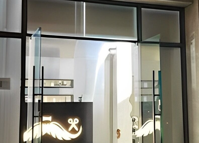 مدخل زجاجي لمركز SHNB | شنب للتجميل في الرياض، مقاطعة الرياض، SA يعكس الأناقة والحداثة.