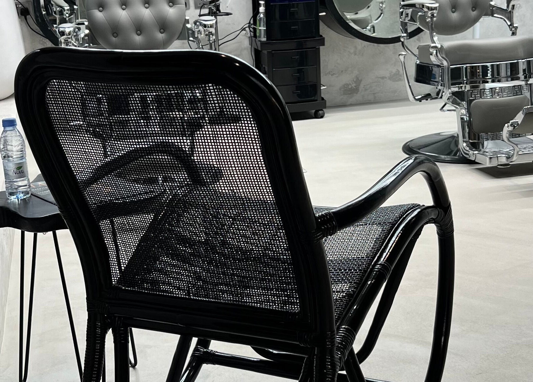 كرسي حلاقة فاخر في صالون SHNB | شنب، الرياض، منطقة الرياض، السعودية، لأقصى درجات الراحة والجمال.