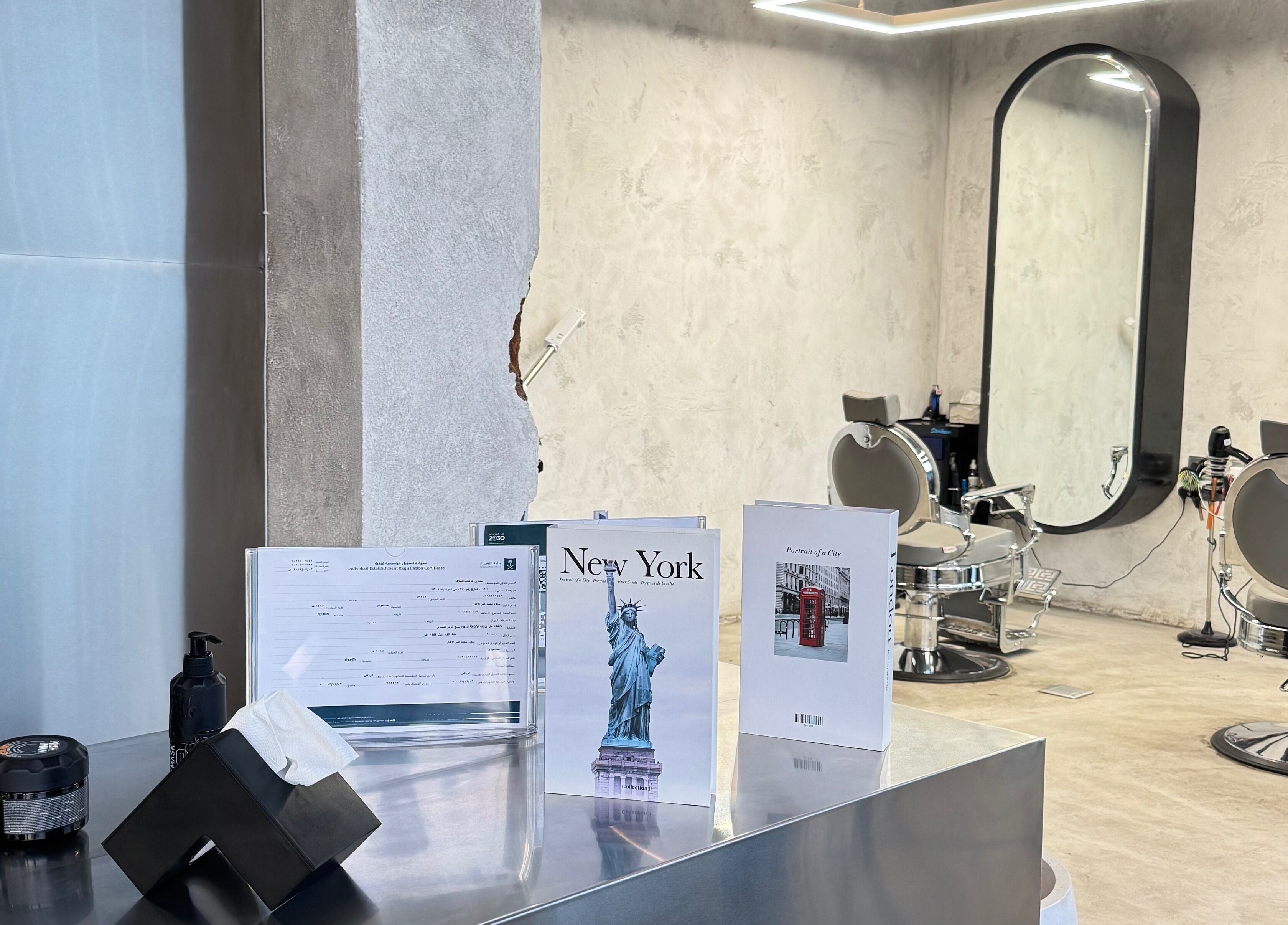 تصميم داخلي عصري في SHNB | شنب بالرياض، منطقة الرياض، مع كراسي تصفيف ومرايا أنيقة.