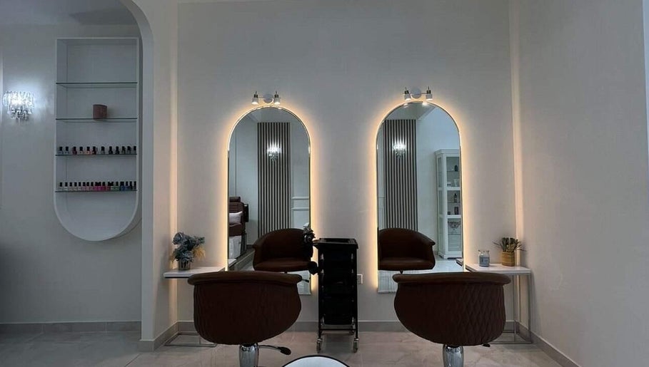 Chic salon mirrors at Enana Ladies Beauty Salon, Dubai, Dubai, AE, offering a tranquil beauty experience.