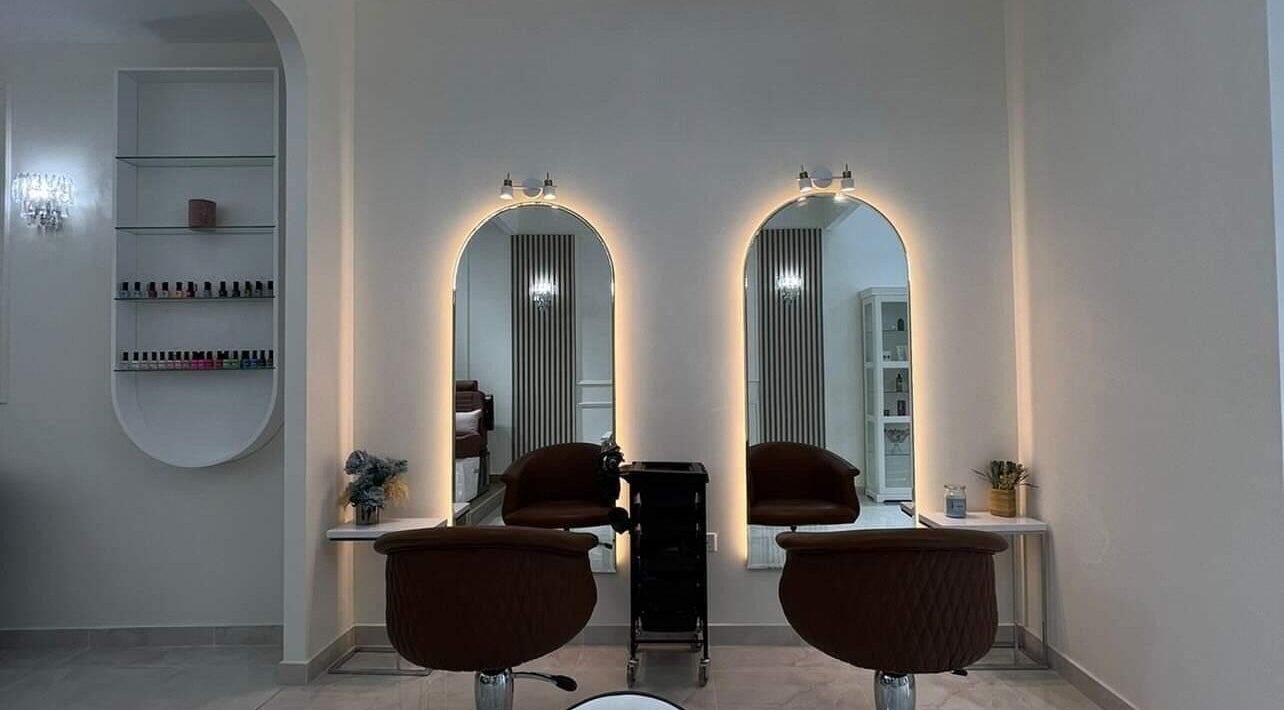 Chic salon mirrors at Enana Ladies Beauty Salon, Dubai, Dubai, AE, offering a tranquil beauty experience.