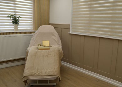 Lounais - Formerly Guys and Dolls treatment room with cozy decor in Burton Upon Trent, England, GB.