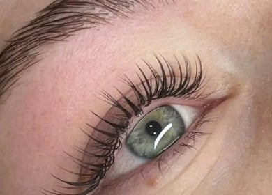 Close-up of beautifully enhanced eyelashes at Plush Beauty Spa, Abu Dhabi, AE for a lush look.