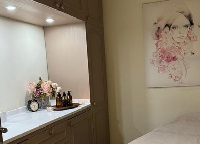 Tranquil room at Plush Beauty Spa, Abu Dhabi, AE with floral decor and artwork.