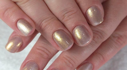 Gleaming gold nails manicure at Shardilly Nails, Hebburn, England, GB.
