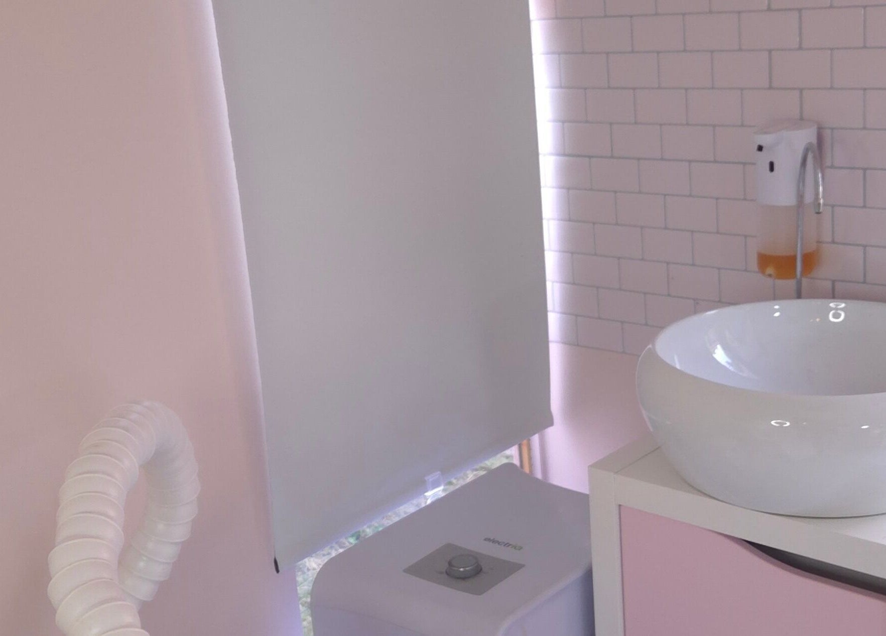 Modern nail station at Shardilly Nails, Hebburn, England, GB with chic white basin and pink walls.