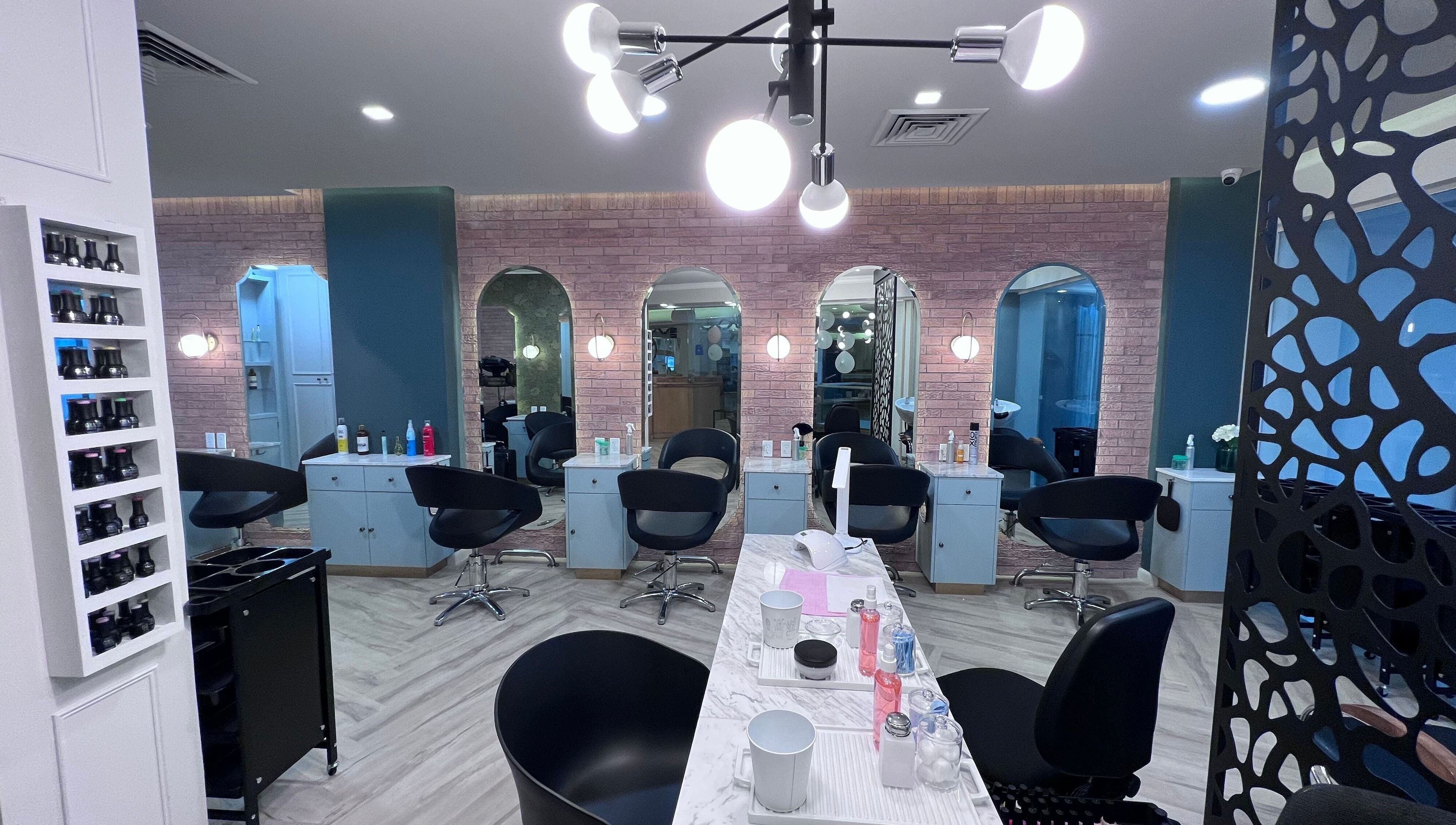 Interior elegante de Bicha Studios, Ciudad Obregón, Ciudad De México, MX, con puestos de trabajo modernos.