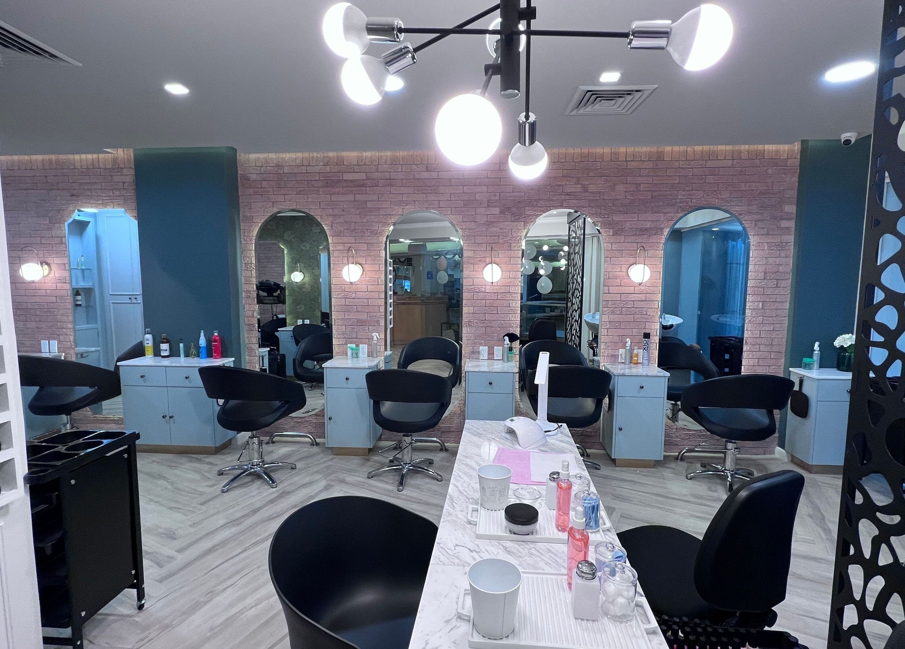 Interior elegante de Bicha Studios, Ciudad Obregón, Ciudad De México, MX, con puestos de trabajo modernos.