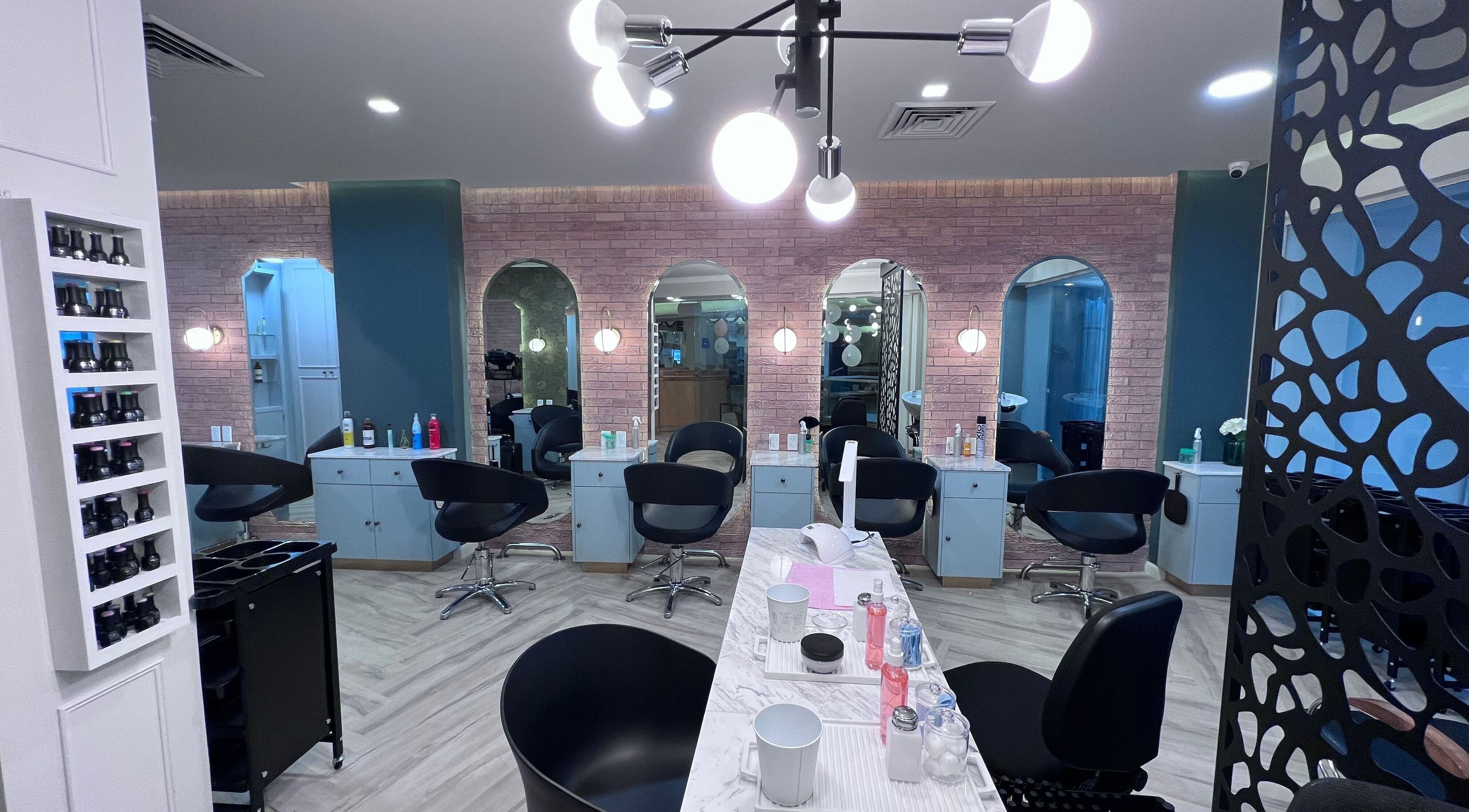 Interior elegante de Bicha Studios, Ciudad Obregón, Ciudad De México, MX, con puestos de trabajo modernos.