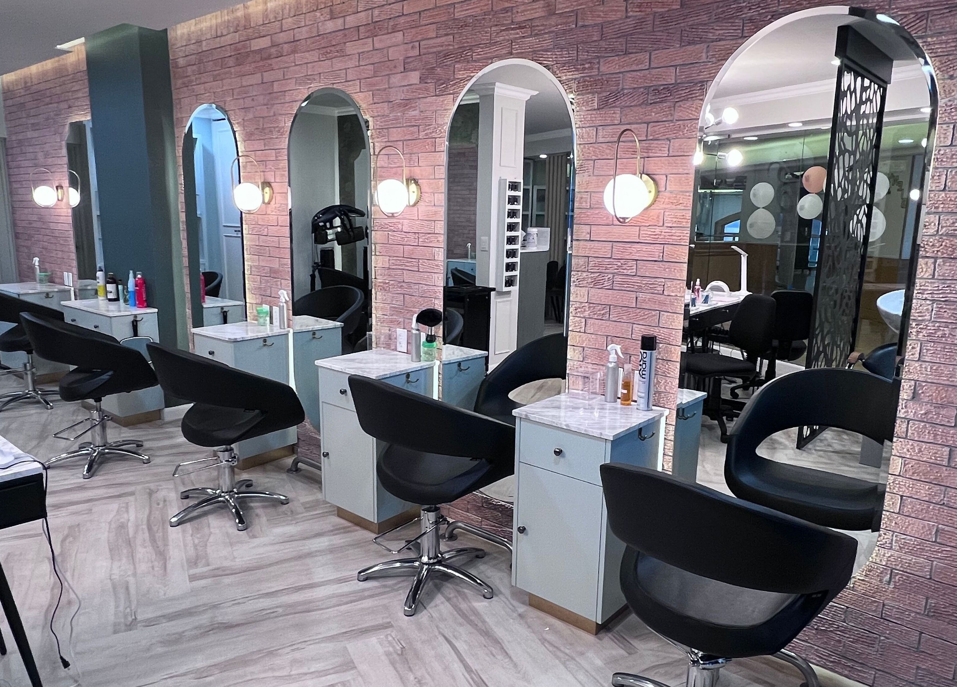 Interior elegante de Bicha Studios en Ciudad Obregón, Ciudad De México, MX, con espejos y estaciones de peluquería.