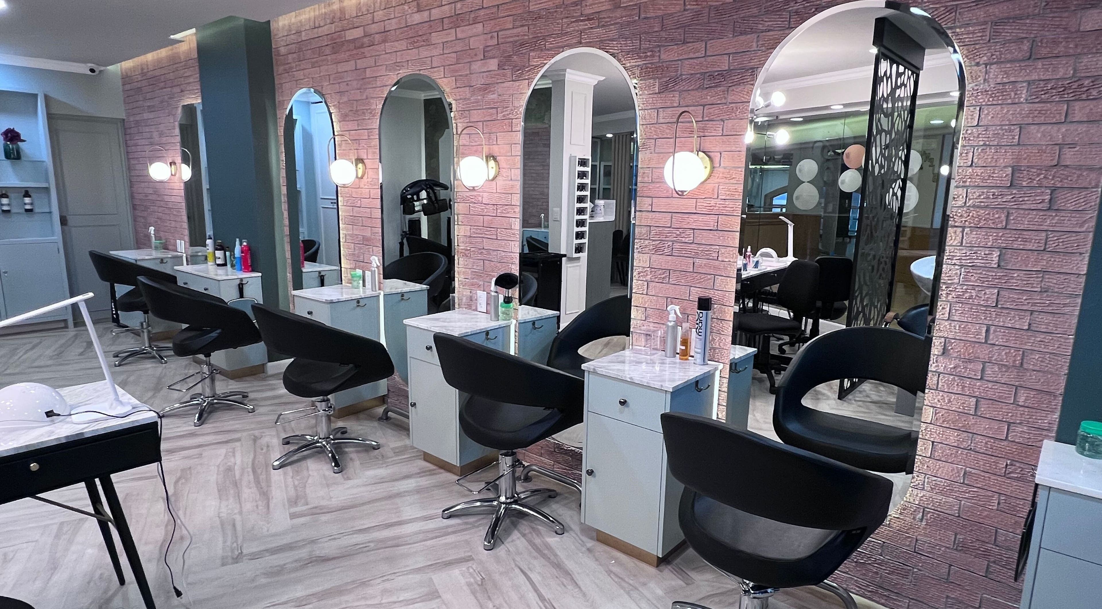 Interior elegante de Bicha Studios en Ciudad Obregón, Ciudad De México, MX, con espejos y estaciones de peluquería.