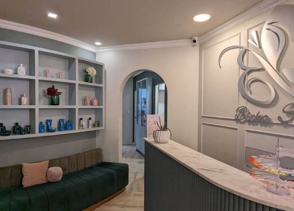 Recepción elegante en Bicha Studios, Ciudad Obregón, Ciudad De México, MX, con decoración moderna y productos de belleza.