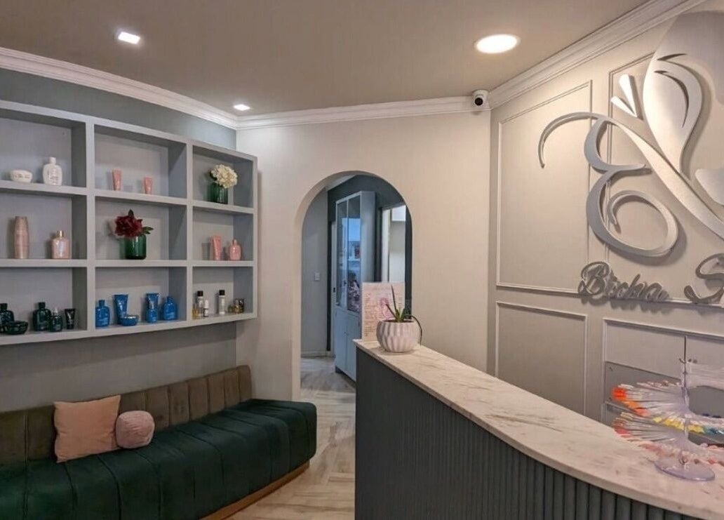 Recepción elegante en Bicha Studios, Ciudad Obregón, Ciudad De México, MX, con decoración moderna y productos de belleza.