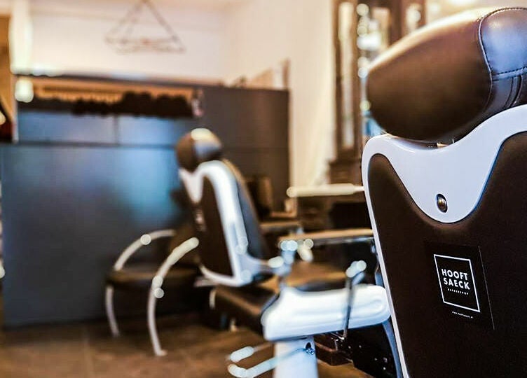 Moderne kappersstoel in Hooftsaeck Barbershop, Harderwijk, Gelderland, NL, toont stijlvol interieur.