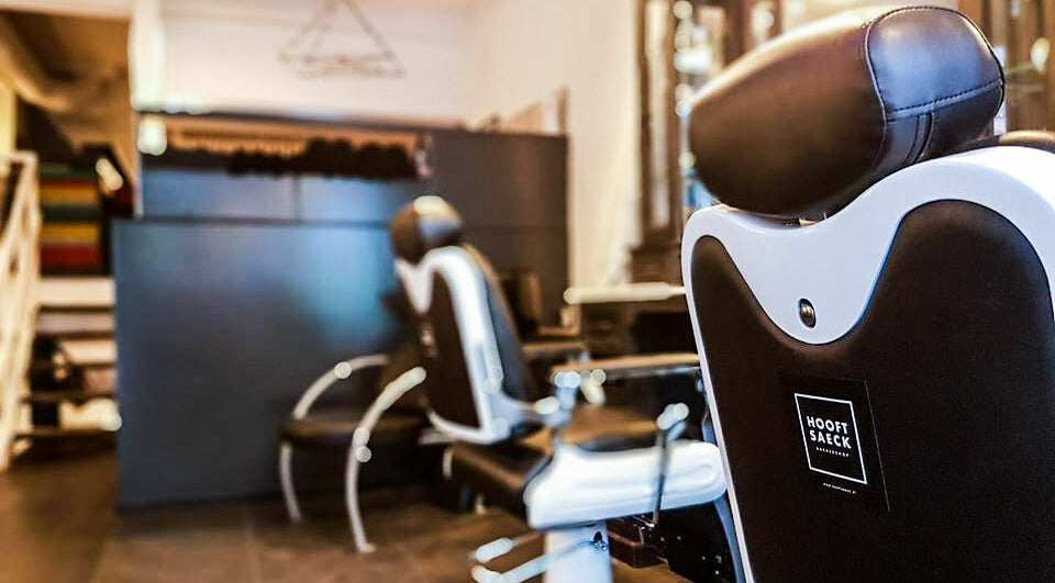 Moderne kappersstoel in Hooftsaeck Barbershop, Harderwijk, Gelderland, NL, toont stijlvol interieur.