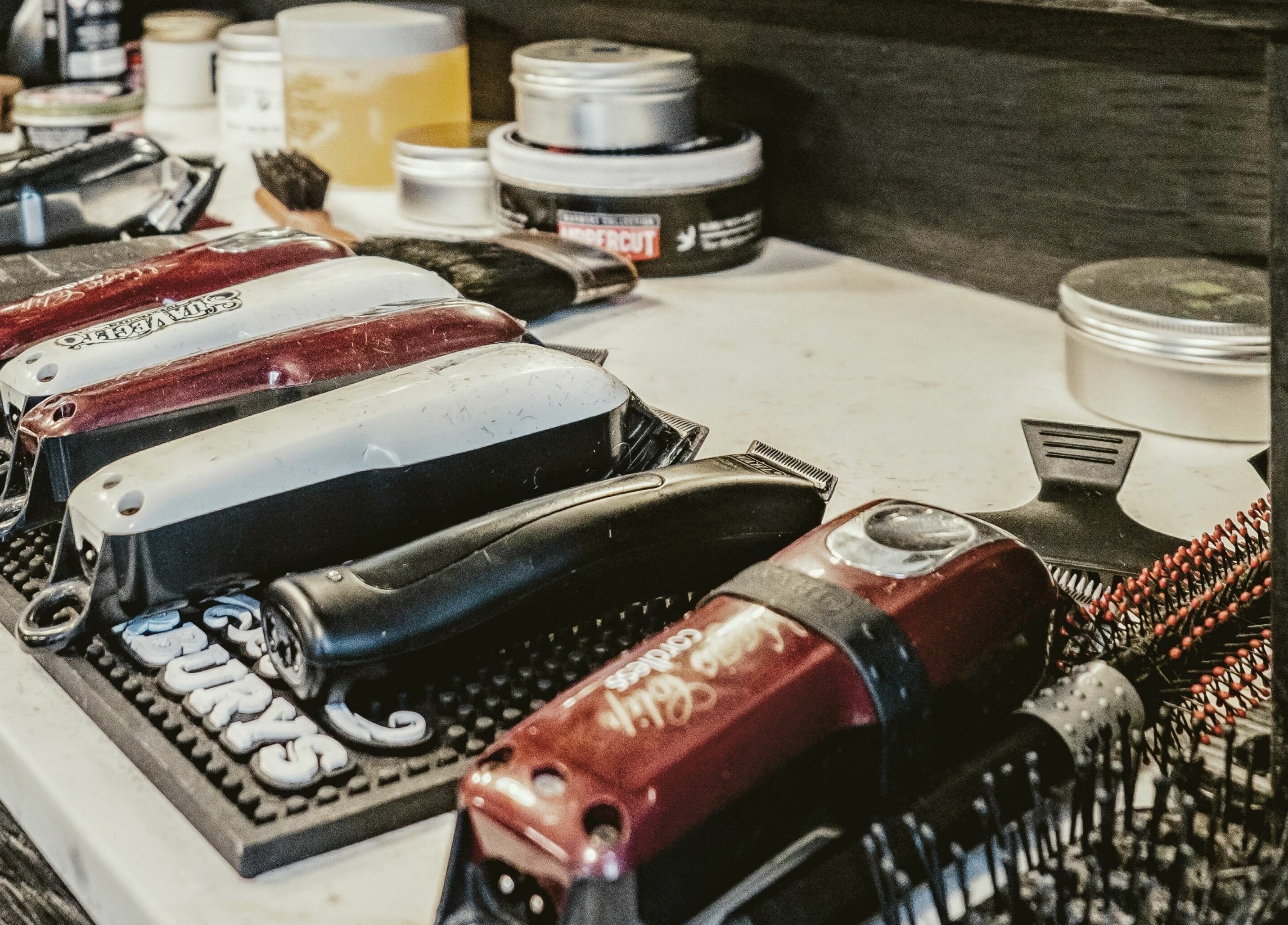 Close-up van tools bij Hooftsaeck Barbershop, Harderwijk, Gelderland, NL.