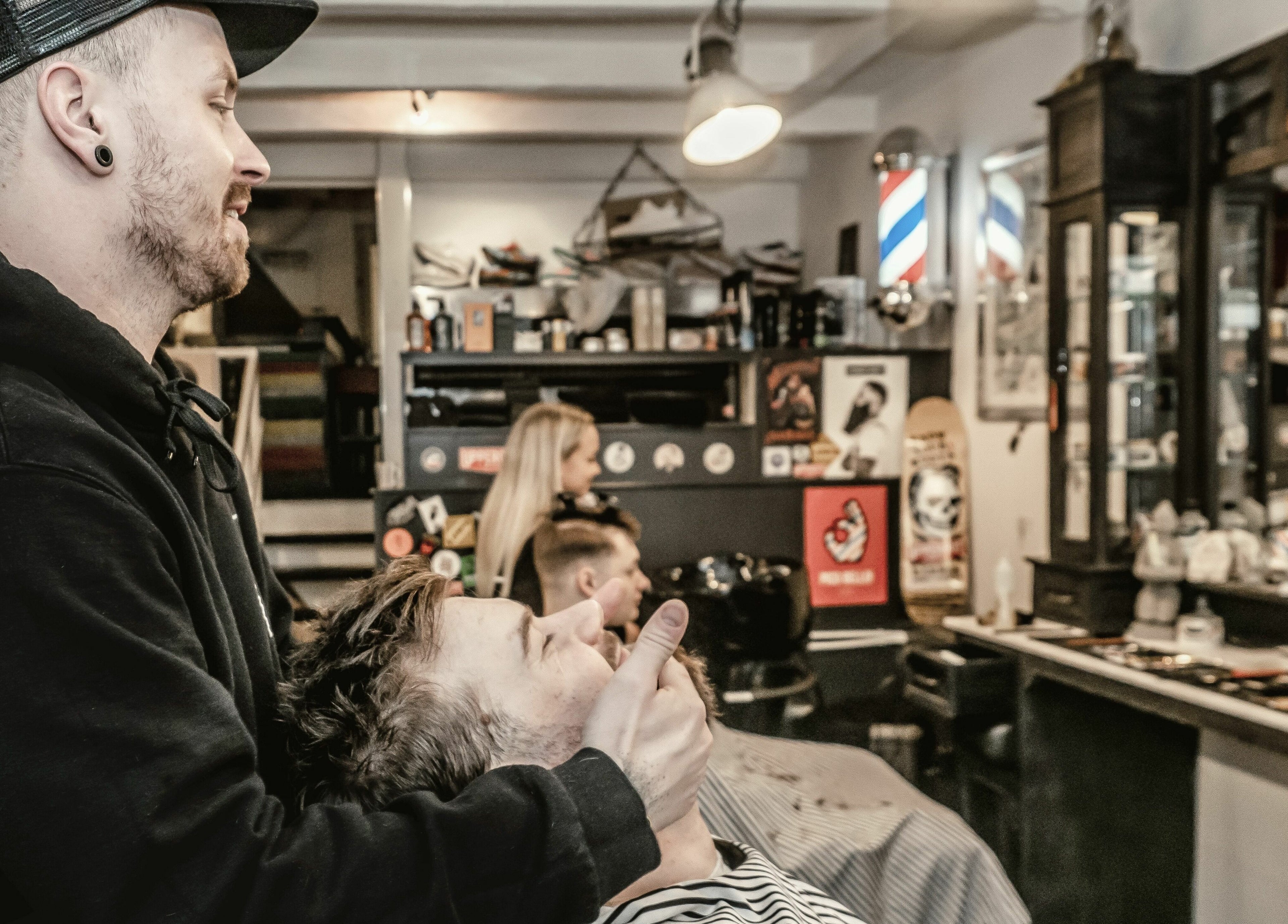 Knipbeurt bij Hooftsaeck Barbershop in Harderwijk, Gelderland, NL. Gezellige sfeer en professionele service.