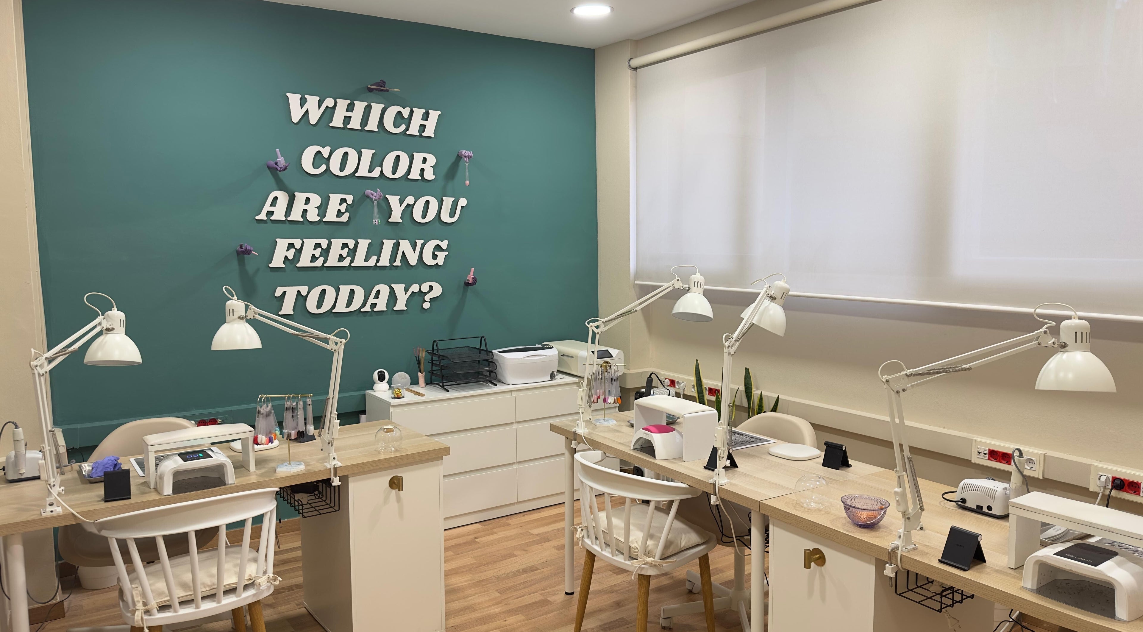 Mesa de manicura en JUJA - Beauty Studio, Barcelona, Cataluña, ES, con decoración inspiradora.