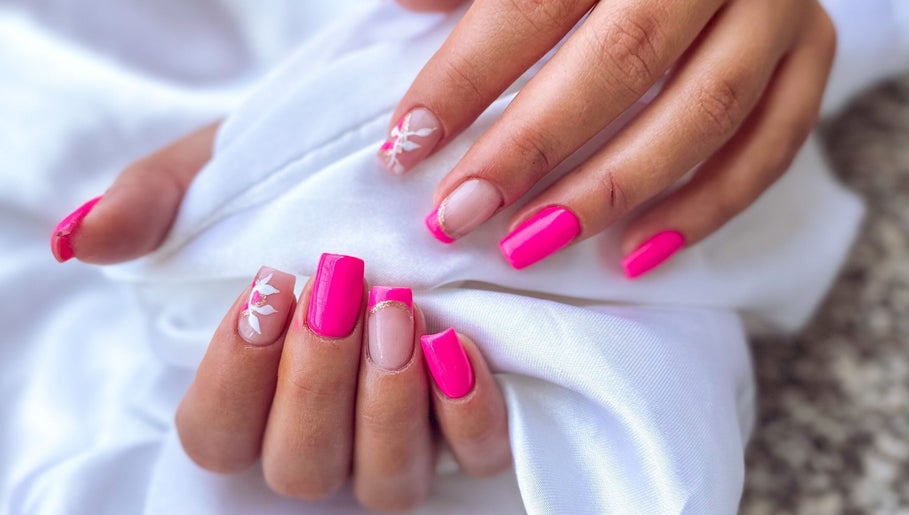 Eleganten roza manikiran noht v AD Beauty Studio, Ljubljana, Ljubljana, SI.