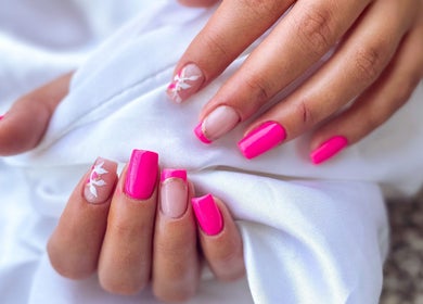 Eleganten roza manikiran noht v AD Beauty Studio, Ljubljana, Ljubljana, SI.