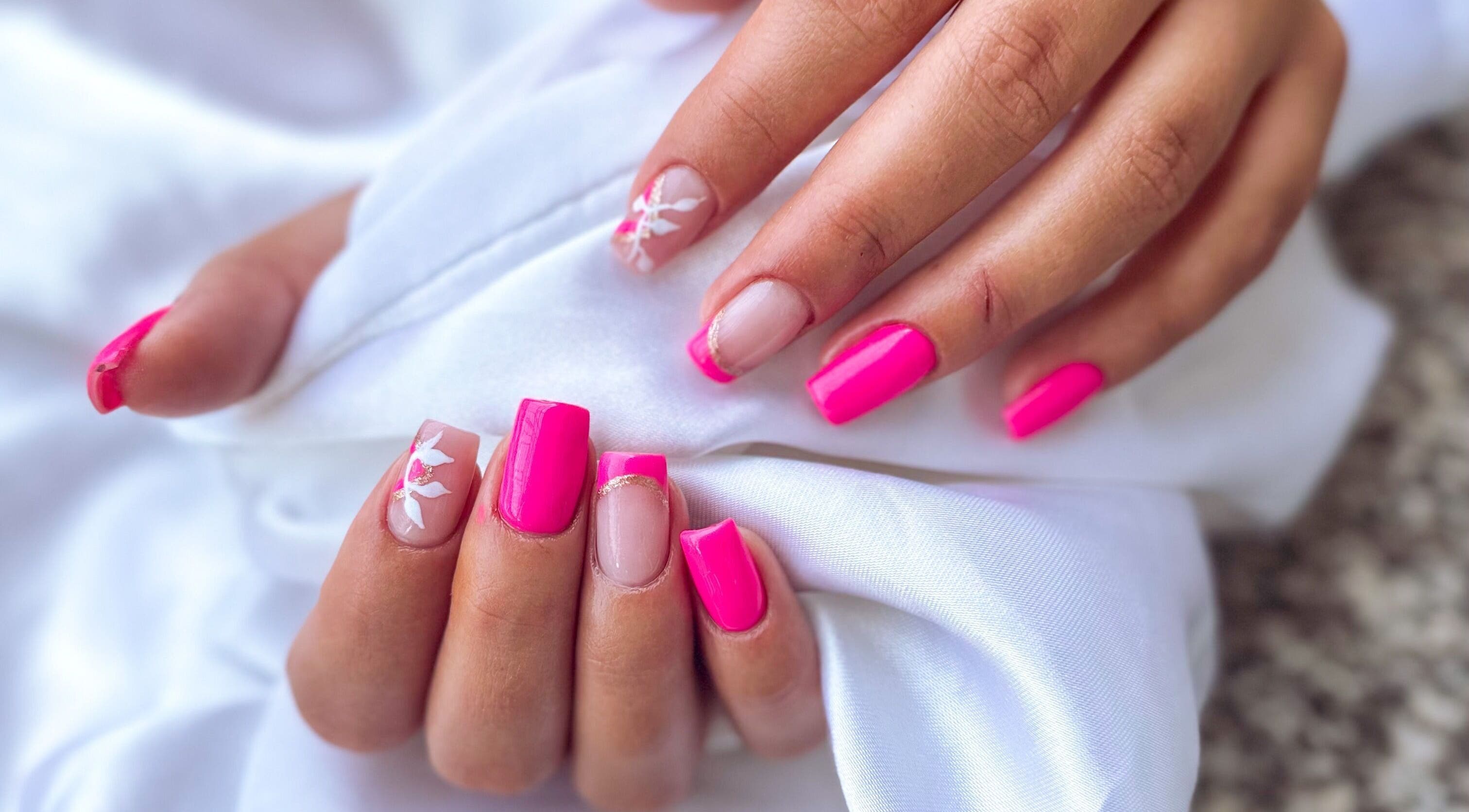 Eleganten roza manikiran noht v AD Beauty Studio, Ljubljana, Ljubljana, SI.