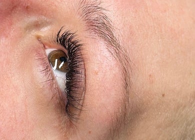 Umetne trepalnice v AD Beauty Studio, Ljubljana, Ljubljana, SI. Popolna nega in stil.