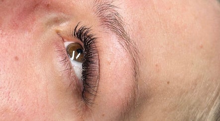 Umetne trepalnice v AD Beauty Studio, Ljubljana, Ljubljana, SI. Popolna nega in stil.