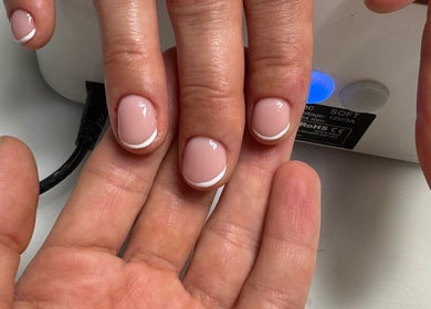 Elegantni manikir v AD Beauty Studio, Ljubljana, Ljubljana, SI z nežno francosko manikuro.