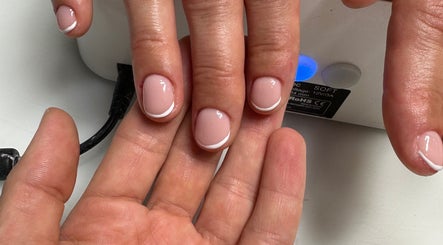 Elegantni manikir v AD Beauty Studio, Ljubljana, Ljubljana, SI z nežno francosko manikuro.