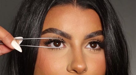 AM LASHES & BEAUTY image 2